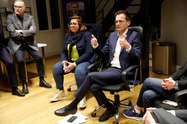 Rachida Dati consulte son téléphone durant une journée de négociations