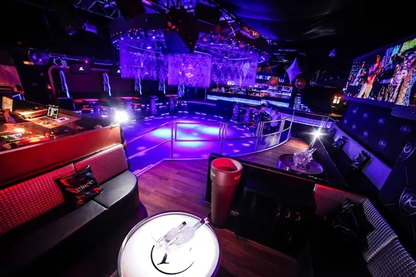 Vue intérieure du Kiss-Club de Kehl avec son éclairage violet et bleu, son dancefloor et son bar.