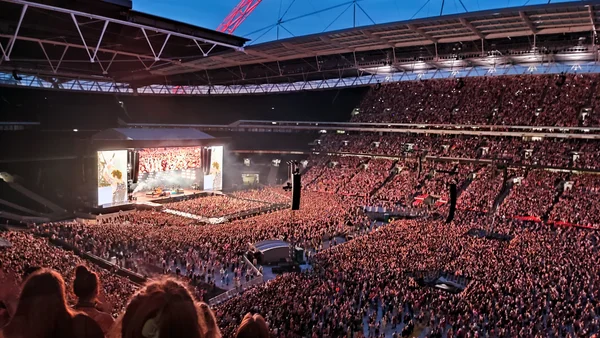 Foule immense au stade de Wembley pour le concert Love on Tour de Harry Styles