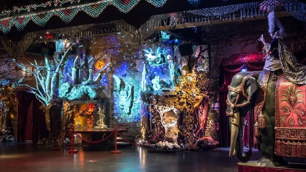 Une statue d'éléphant majestueuse et des décors dorés illuminés transforment l'espace en royaume enchanté.