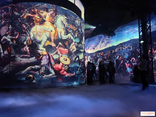 Fresques historiques géantes projetées et visiteurs dans l'espace immersif de l'Atelier des Lumières.