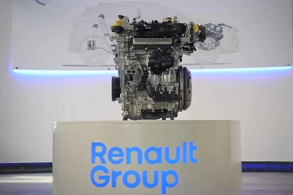 Le moteur hybride rechargeable HR12 exposé sur un socle lors d'une phase de développement.