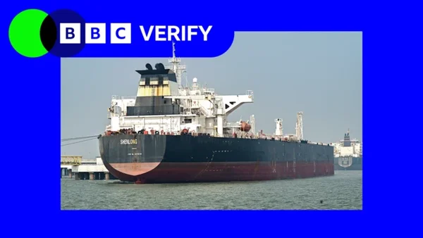 Le navire cargo SHENLOAT amarré dans un port, photographié avec le logo de la vérification de la BBC.