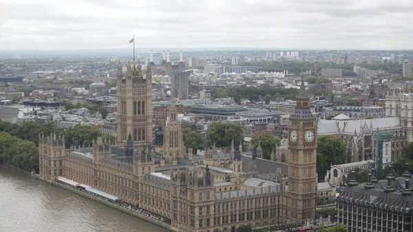 Vue aérienne du Palais de Westminster et de la tour Elizabeth (Big Ben) le long de la Tamise.