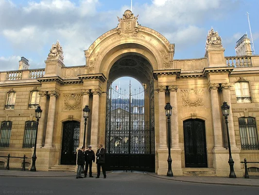 Le Palais de l'Élysée vu de l'extérieur, montrant son architecture classique et sa grande porte arquée.