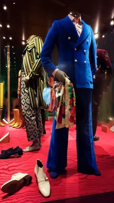 Costume en velours bleu Gucci porté par Harry Styles au Rock & Roll Hall of Fame