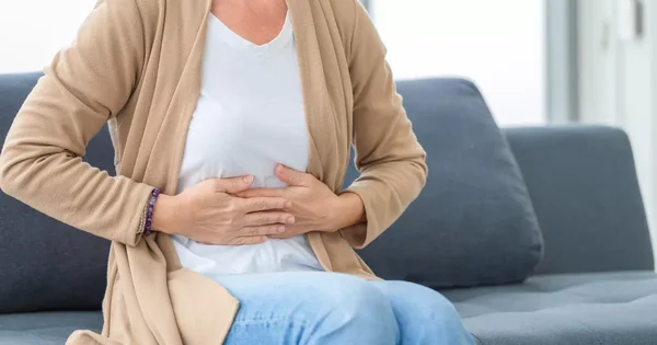 Un patient ressentant des douleurs abdominales liées au transit.