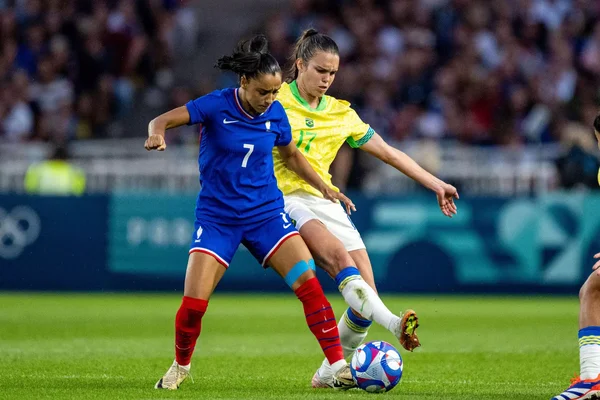 Duel entre la joueuse française au maillot 7 et la Brésilienne numéro 17 lors des quarts de finale olympiques.
