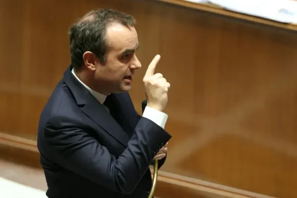 Sébastien Lecornu en pleine déclaration, le doigt levé, micro à la main.