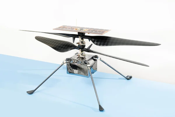 Vue de l'hélicoptère Ingenuity Mars Helicopter montrant ses rotors et son panneau solaire.