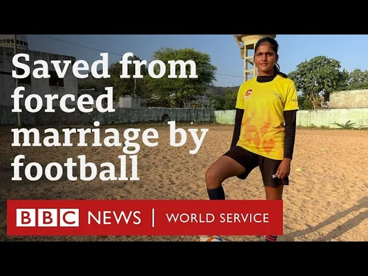 Une joueuse de football debout sur un terrain avec le texte : Sauvée du mariage forcé par le football.
