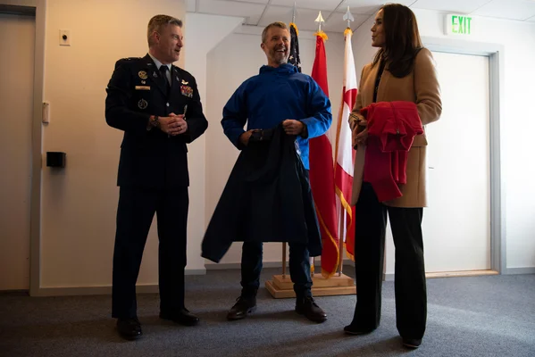 Le roi Frederik X et la reine Mary souriants avec le colonel Jason Terry à Pituffik.