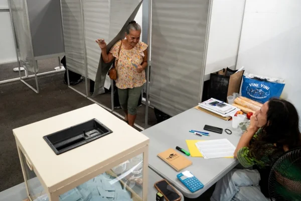 Électrice sortant de l'isoloir dans un bureau de vote.