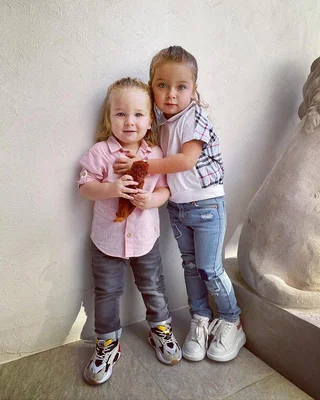 Jazz Correia, en tenue légère à motifs, dans un intérieur lumineux.