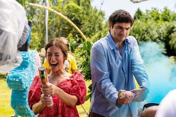 Un homme devant l'affiche du film TATĂI avec les acteurs Alex Bogdan, Eva Măruță et Raluca Aprodu.