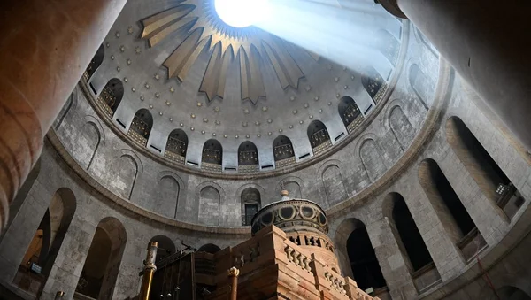 Le dôme de la basilique du Saint-Sépulcre à Jérusalem avec son oculus lumineux et l'Édicule en contrebas.