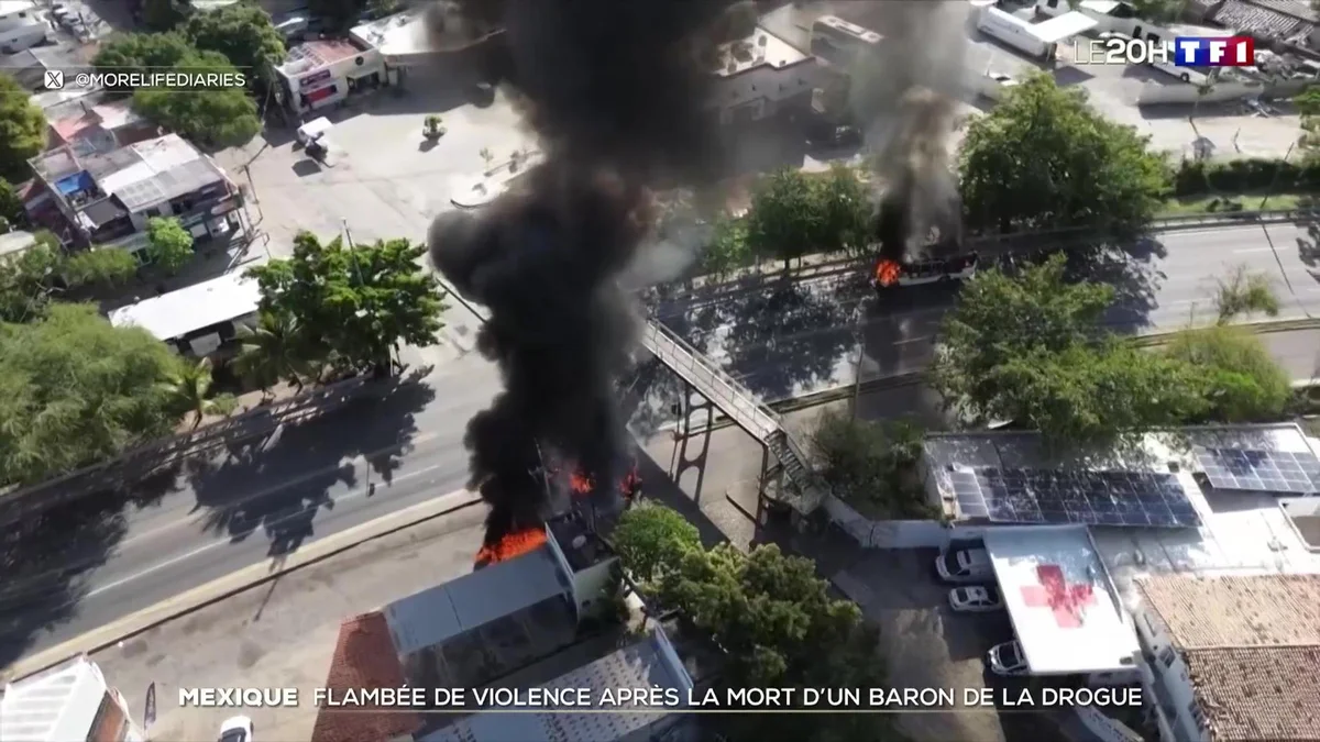 Vue aérienne de véhicules en flammes sur une route au Mexique.