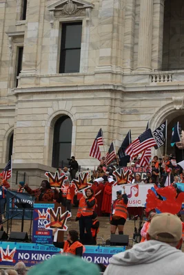 Kashimana s'exprimant devant la foule lors du rassemblement No Kings Day au Capitole de Saint Paul, Minnesota, le 14 juin 2025.