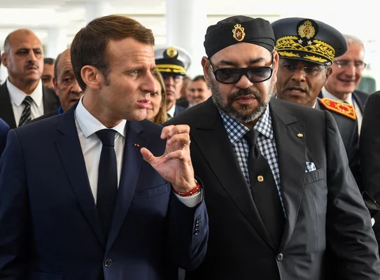 Échange animé entre deux hommes en présence de militaires.