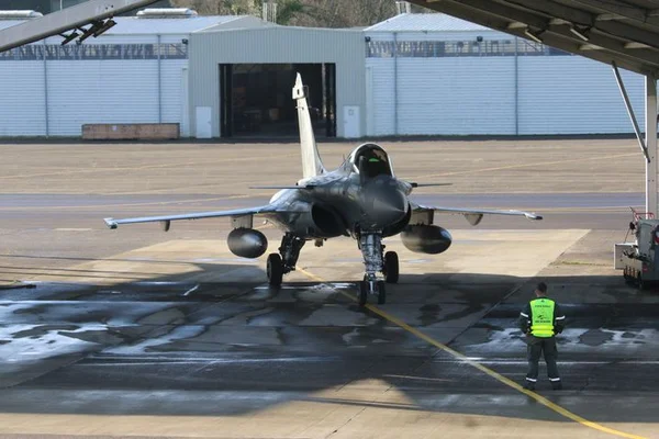 Un Rafale au sol sur le tarmac d'une base aérienne.