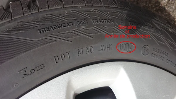 Pneu Michelin Primacy 5 monté sur une jante en alliage, présentant sa bande de roulement détaillée.