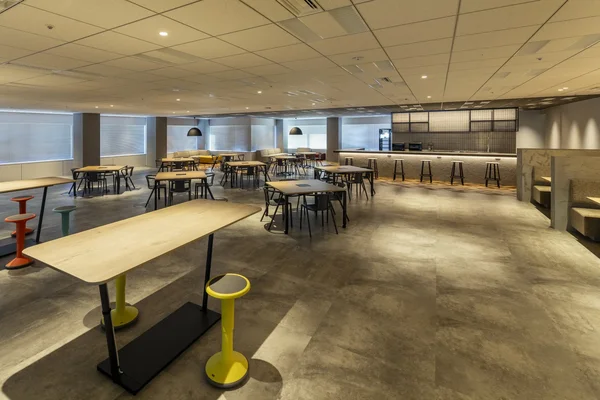 Intérieur lumineux avec des tables et chaises modernes dans les locaux du studio.