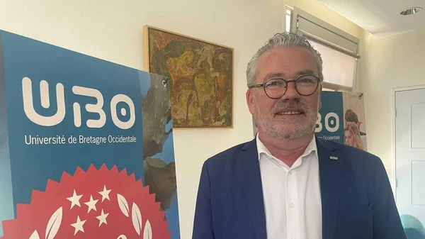 Pascal Olivard devant la bannière de l'Université de Bretagne Occidentale (UBO).