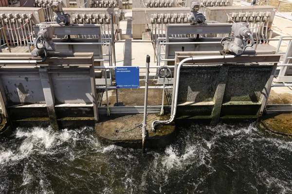 Système de désinfection par ultraviolet au sein d'une station de traitement des eaux usées.