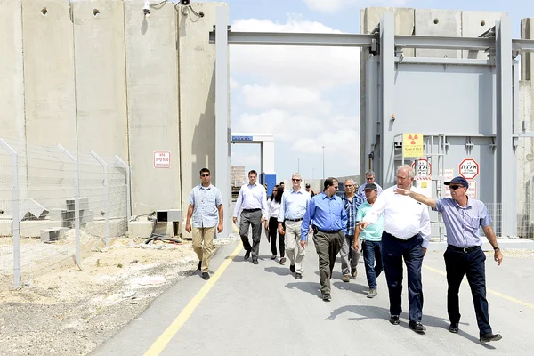 Des personnes marchant dans une installation sécurisée près du poste-frontière de Kerem Shalom.