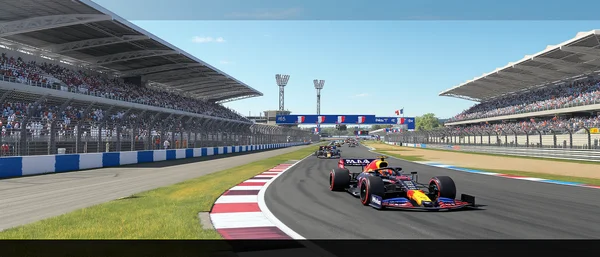 Monoplace F1 rose et bleue BWT MSC en virage de nuit sur un circuit avec bordures rouges et blanches.