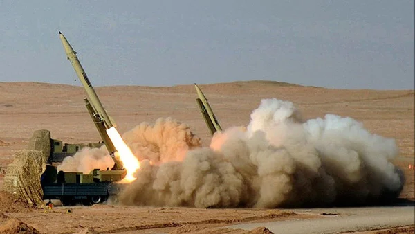 Lancement d'un missile depuis un véhicule militaire dans un environnement désertique poussiéreux.