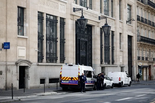 Policiers déployés devant le Bureau Central à Paris dans le cadre de l'enquête antiterroriste.