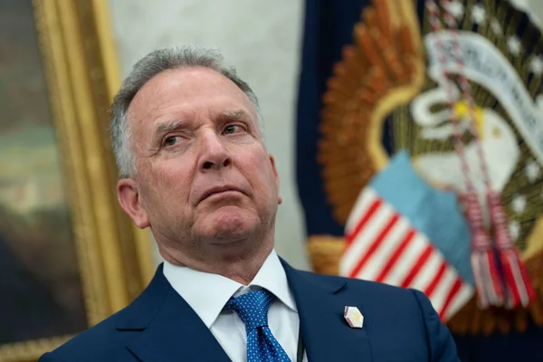 Steve Witkoff, l'émissaire de Donald Trump, devant le sceau présidentiel.