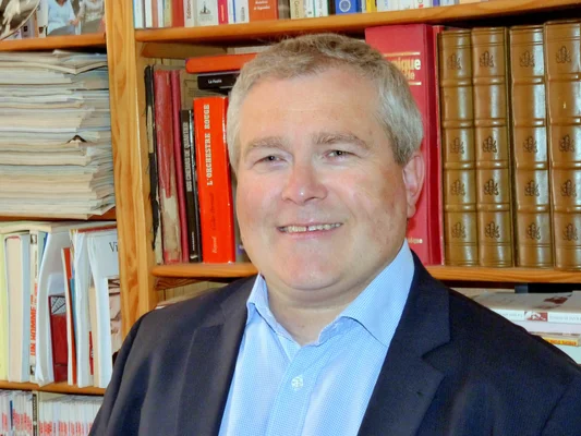 Pierre Vermeren devant ses ouvrages en décembre 2015.