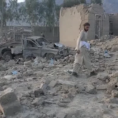 Un homme marche parmi les ruines et les débris après des frappes pakistanaises en Afghanistan.