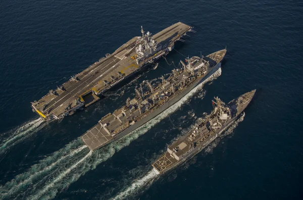 Le porte-avions Charles de Gaulle lors d'une opération de ravitaillement avec l'USNS Arctic et l'USS Bulkeley dans le golfe d'Oman.