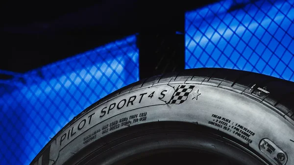 Détail des marquages et spécifications techniques sur le flanc d'un pneu Michelin Pilot Sport 4 S.