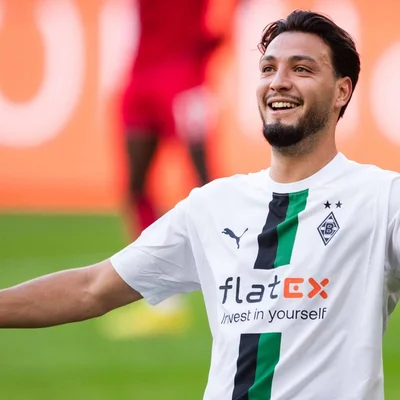 Ramy Bensebaini souriant en maillot du Borussia Mönchengladbach.