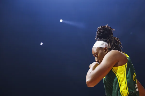 Portrait d'une athlète de basket-ball en tenue de compétition.