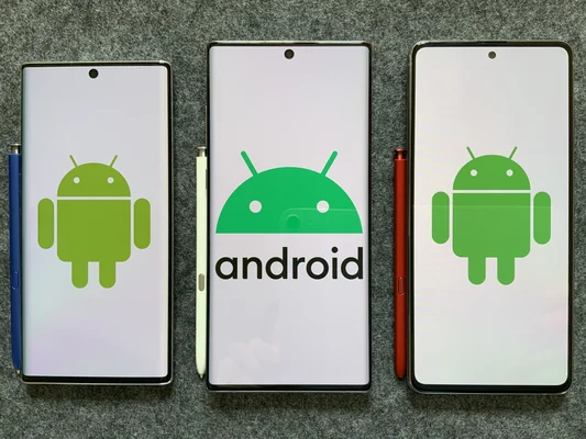 Trois smartphones Samsung Galaxy Note10 avec stylets posés côte à côte, affichant le logo Android.