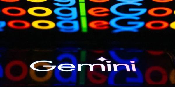 Le mot 'Gemini' affiché sur un fond de logos Google colorés et flous.