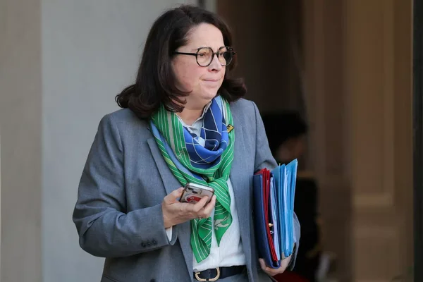 Marina Ferrari, ministre des Sports, portant des dossiers officiels.