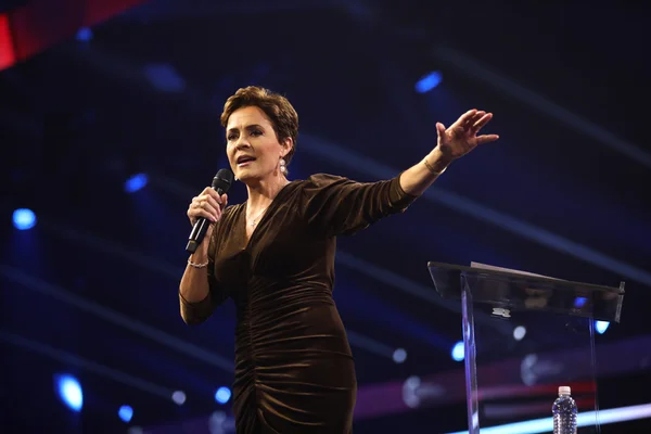 Kari Lake s'entretenant avec des participants lors de l'AmericaFest 2023 au Phoenix Convention Center à Phoenix, en Arizona.