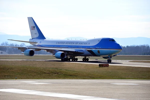 Air Force One prêt à rouler après son atterrissage à la base aérienne McGhee Tyson, Tennessee.