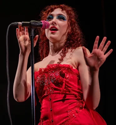 Chappell Roan en plein performance expressive sur scène.