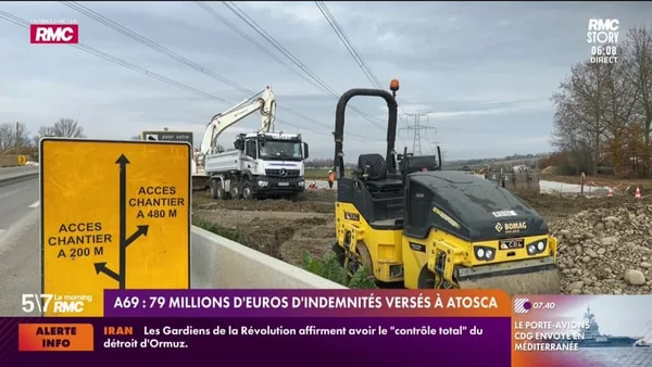 Panneau d'accès au chantier de l'A69 et engin de chantier