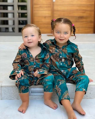 Cayden Correia en pyjama turquoise à côté d'une amie, publication Instagram de l'enfant des JLC Family.