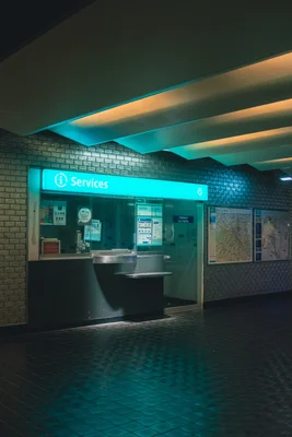 Photographie montrant un guichet « Services » fermé de la RATP à la gare Châtelet les Halles.