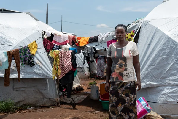 Une réfugiée congolaise devant son abri temporaire dans le camp de Cishemere au Burundi.