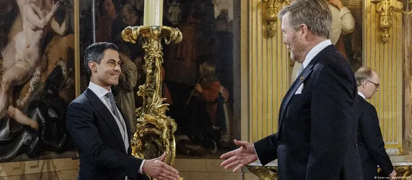 Rob Jetten salue officiellement une personne lors de son entrée en fonction.